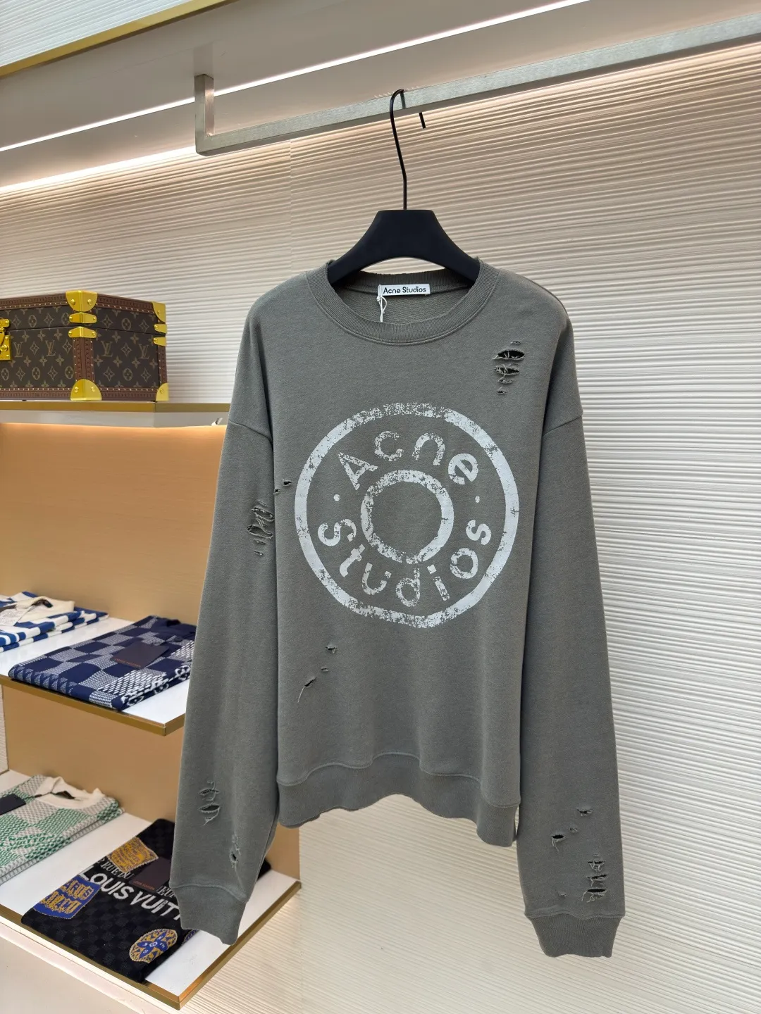 Acne Studios ripped distressed logo sweatshirt ●Authentic product: Purchased and developed in 1904 ●Item number: 1680378-A75 ●Fabric: Double-ply cotton plain fabric ●Technology: Distressed printing ●Version: Loose fit ●Weight: about 550 grams ●Size: S-M-L-XL ●Description: Customized dream-painted double-ply cotton plain fabric, excellent texture, comfortable and skin-friendly, with deep black as the main color Like the mottled rust on ancient copperware, the unruly soul of AcneStudios is engraved on the chest. The ingenious integration of hole elements and wanton swaying on the black canvas is a deliberate rebellion, a break away from the shackles of tradition, and unique in the wave of trends. Glue printing is used. The chest printing is modified three times with the film screen. The glue liquid paint is used to print the pattern on the fabric. The fabric is baked to fix the printed pattern. Many parts of the body of the garment are worn and worn by pure artificial regularity, and hand brush marks are added to the surface of the garment to add texture and depth to imitate the texture of natural wear and tear. The fabrics have been washed to give them a better feel and texture. They are not easy to deform, shrink or fade, and maintain their long-lasting beauty. The overall color is consistent with no color difference. It can be matched with the same style to create a fashionable look, and can be used in various occasions. Customized accessories, complete with three standards, the same style for men and women!